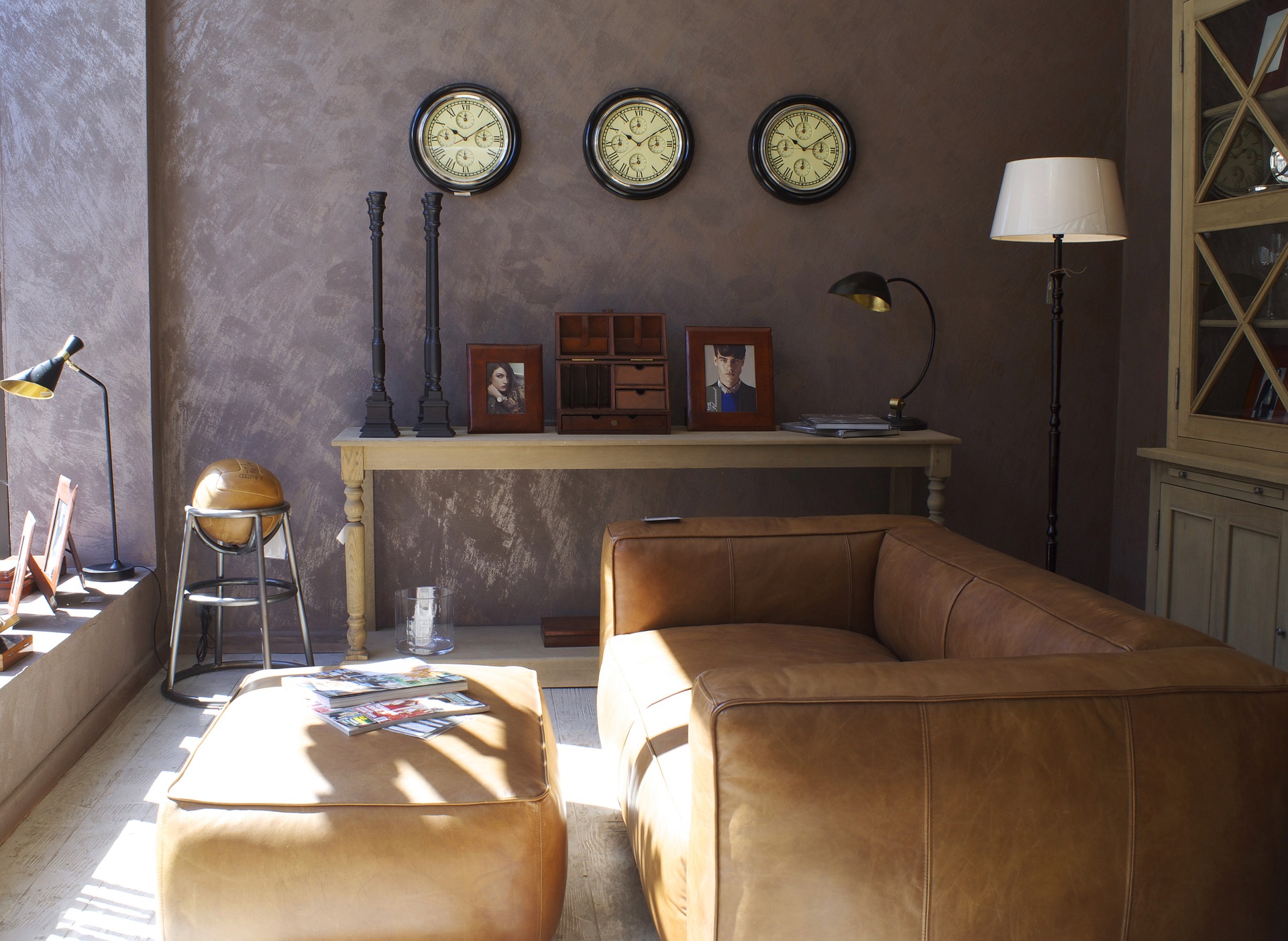 Image d'un salon contenant des meubles en bois ainsi que des meubles en tissus