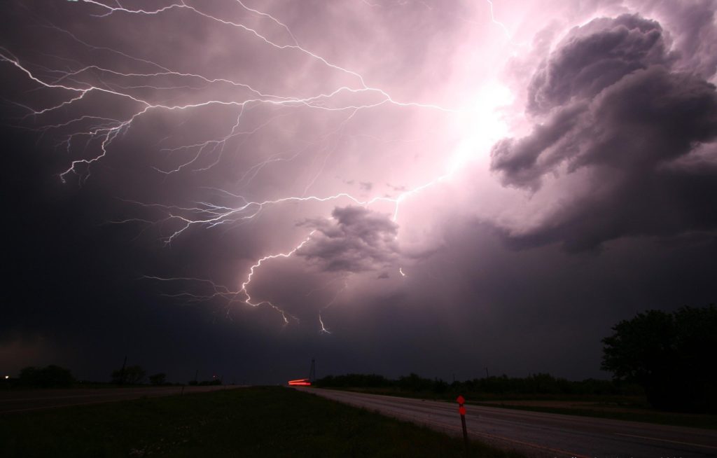 Image de plusieurs éclairs dans le ciel représentant un orage pour rappeler les bêtes d'orages.