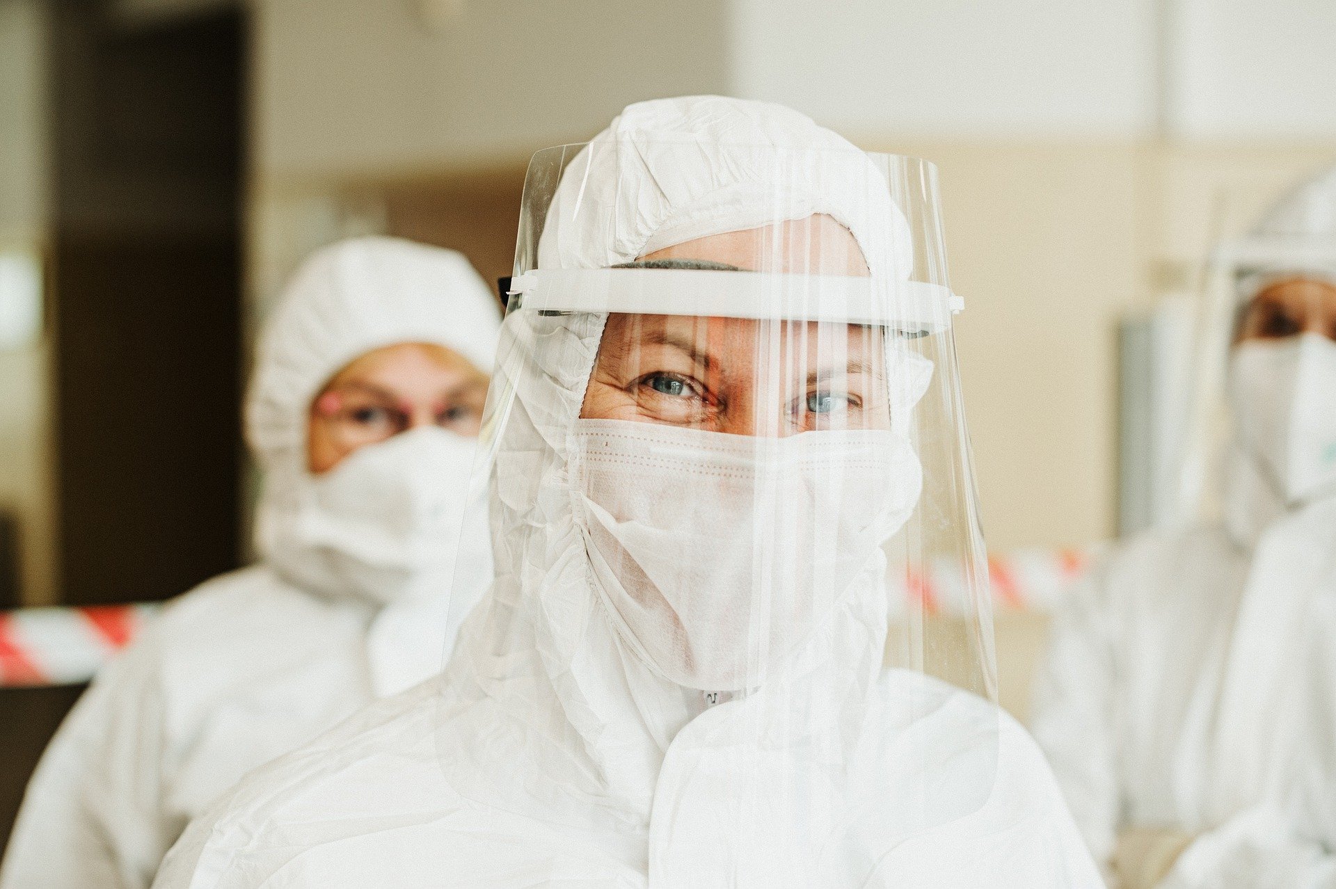 Image de plusieurs personnes portant des combinaisons de protection pour l'hygiène